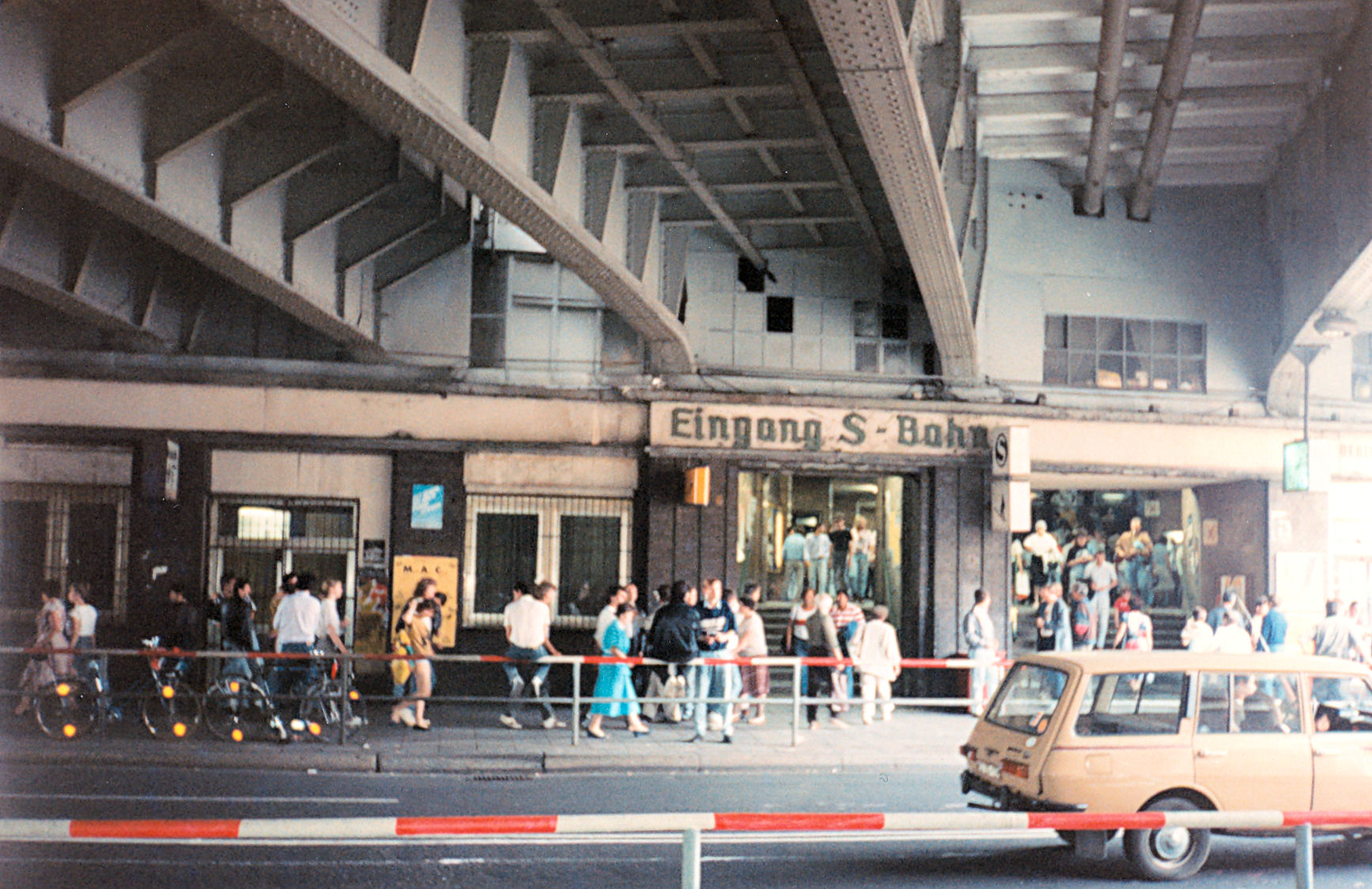 Bahnhof Friedrichstraße 1990, Foto: Jim Linwood. CC 2.0.