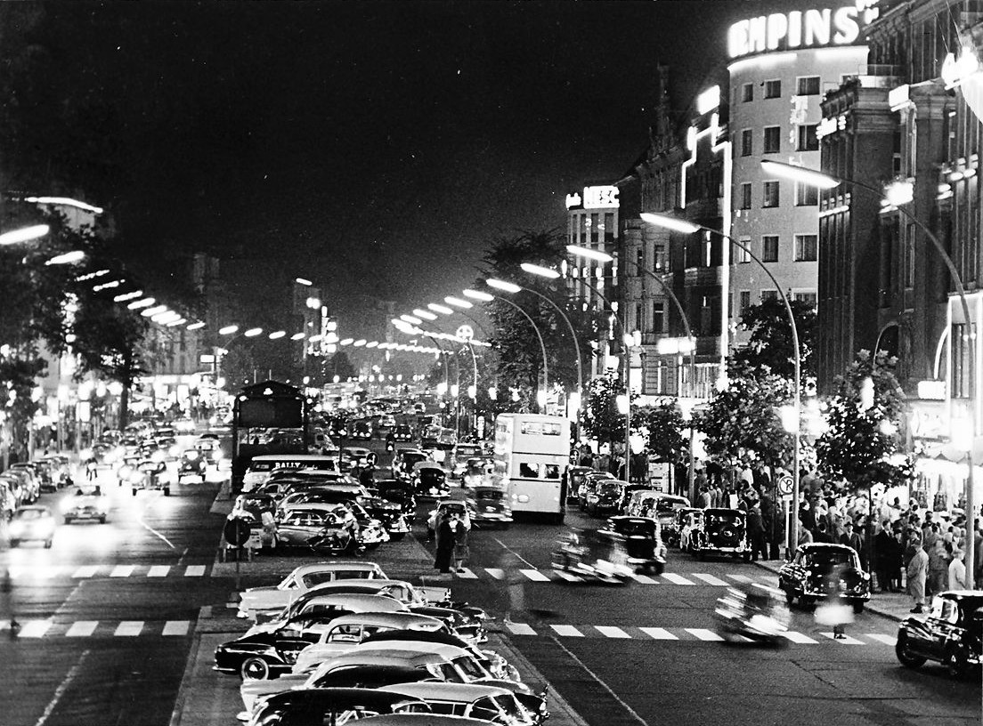 Der Kurfürstendamm bei Nacht, 1959. Foto: Willy Pragher.